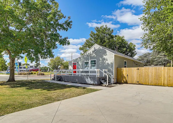 Walk To Expo Square Pavilion: Updated Home! Holiday home *