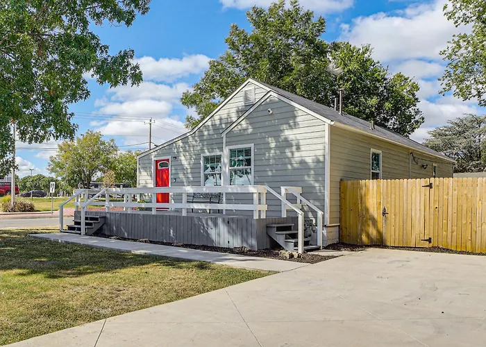 Walk To Expo Square Pavilion: Updated Home! Holiday home *