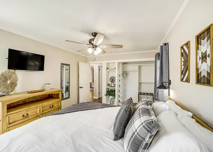 Walk To Expo Square Pavilion: Updated Home! Holiday home *