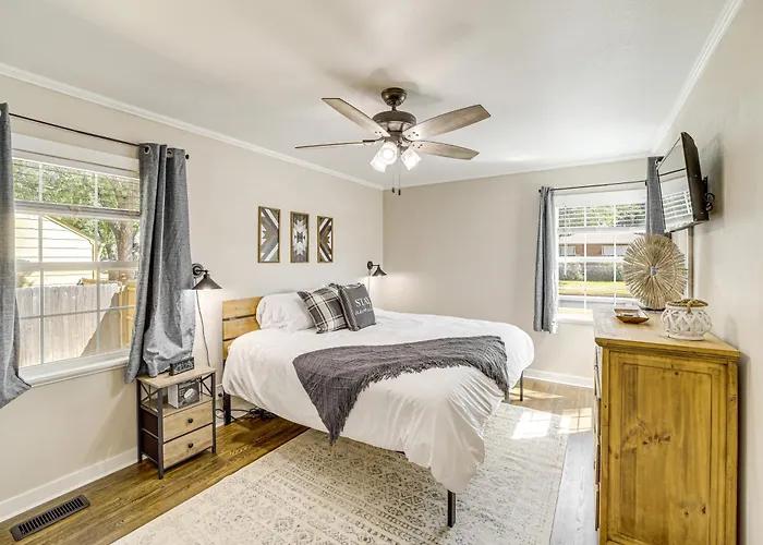 Holiday home Walk To Expo Square Pavilion: Updated Home! *