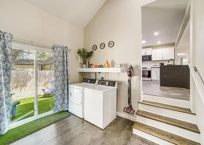 Walk To Expo Square Pavilion: Updated Home! Holiday home *