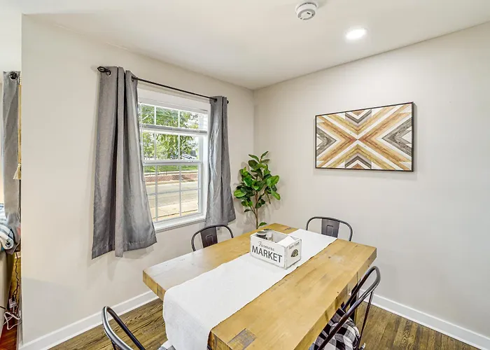 Walk To Expo Square Pavilion: Updated Home! Holiday home